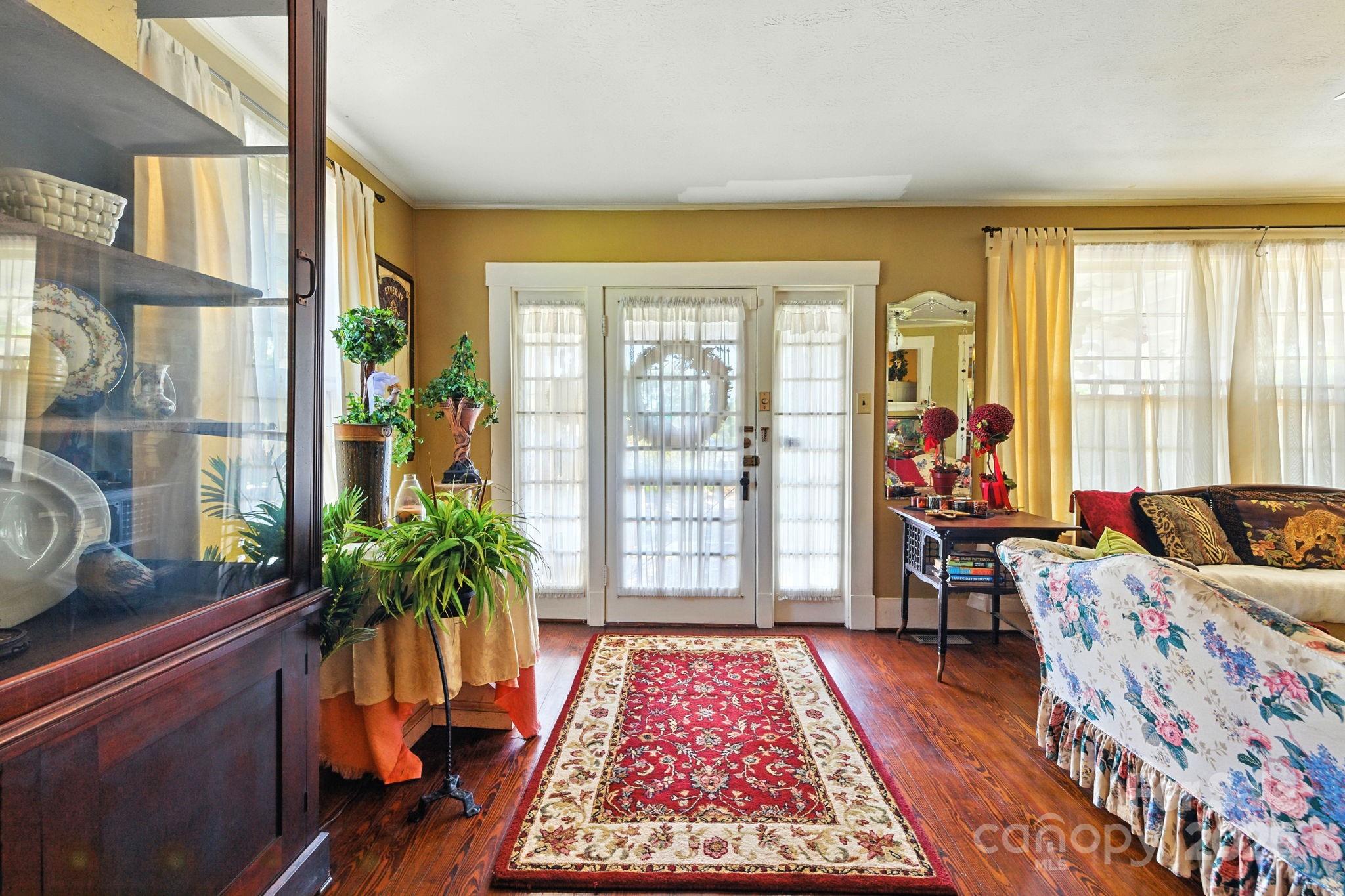 317 Courtland Boulevard — Hendersonville
