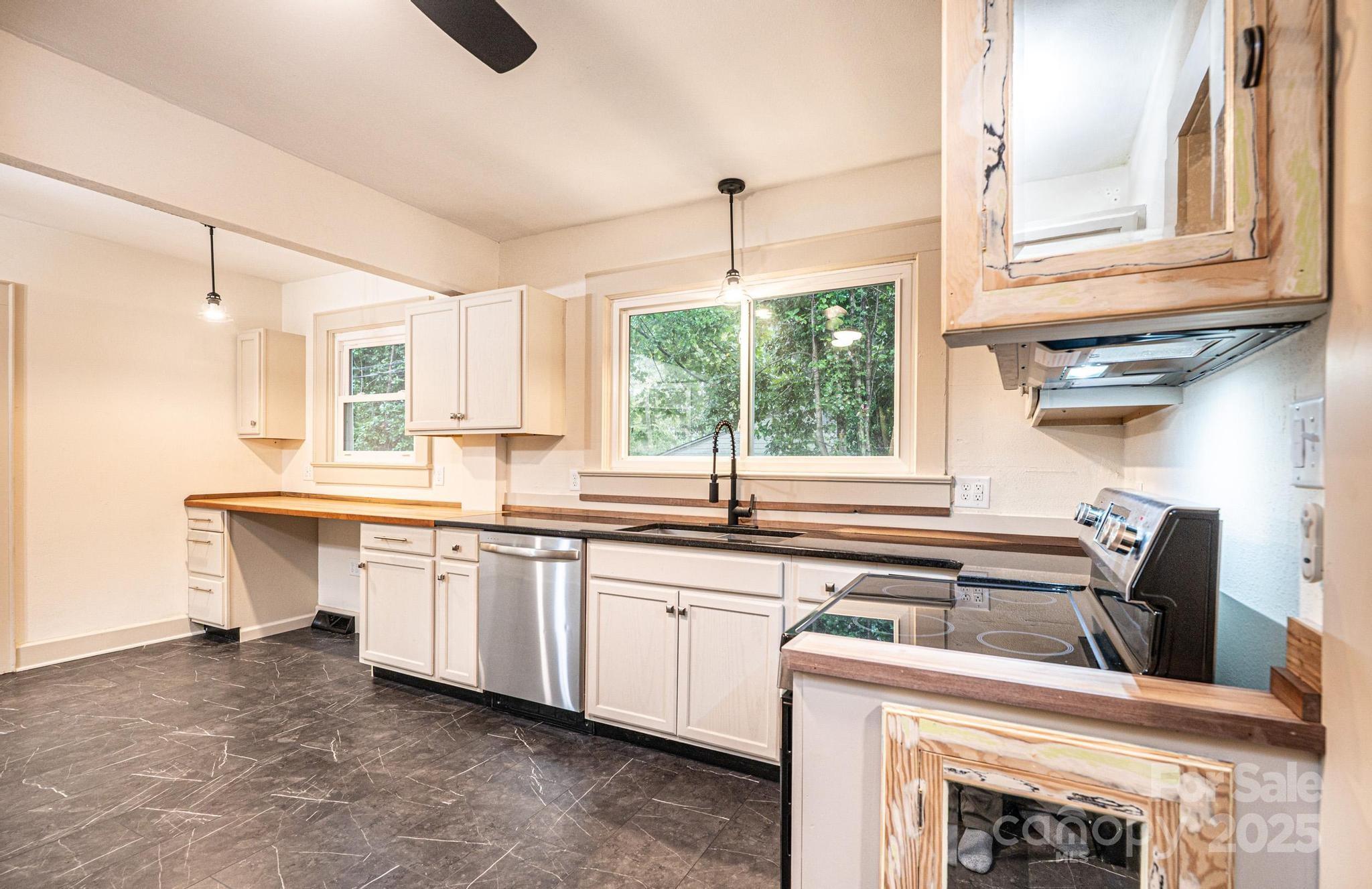 526 Kentwood Street SW — Lenoir