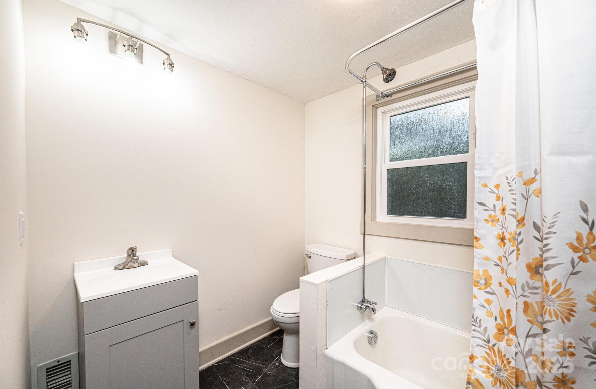 526 Kentwood Street SW — Lenoir