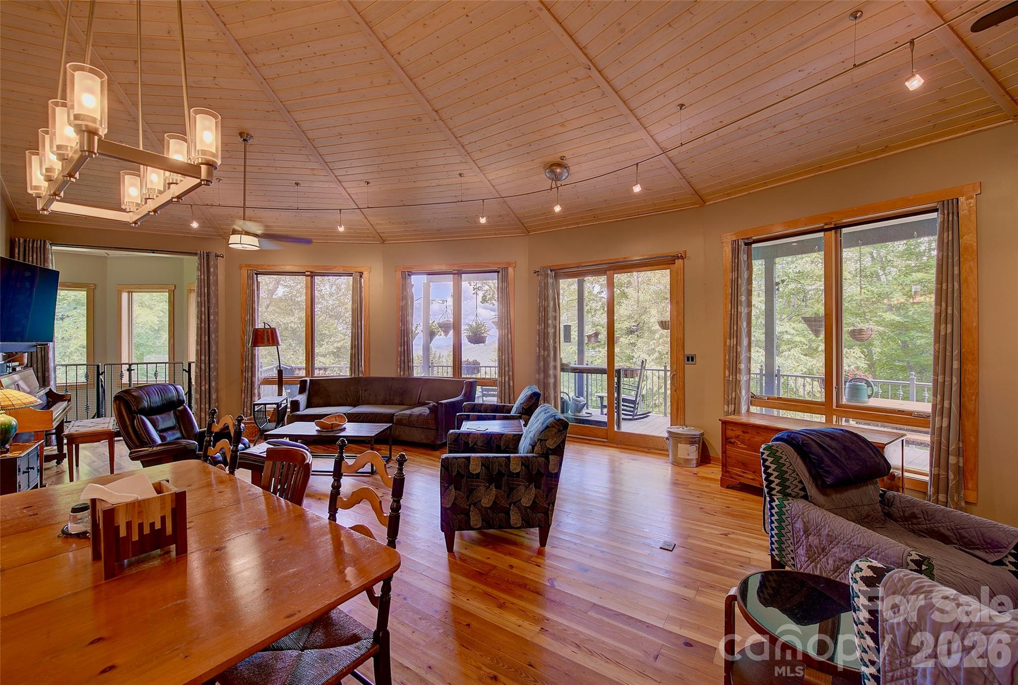 1024 Arrowhead Ridge Road — Spruce Pine