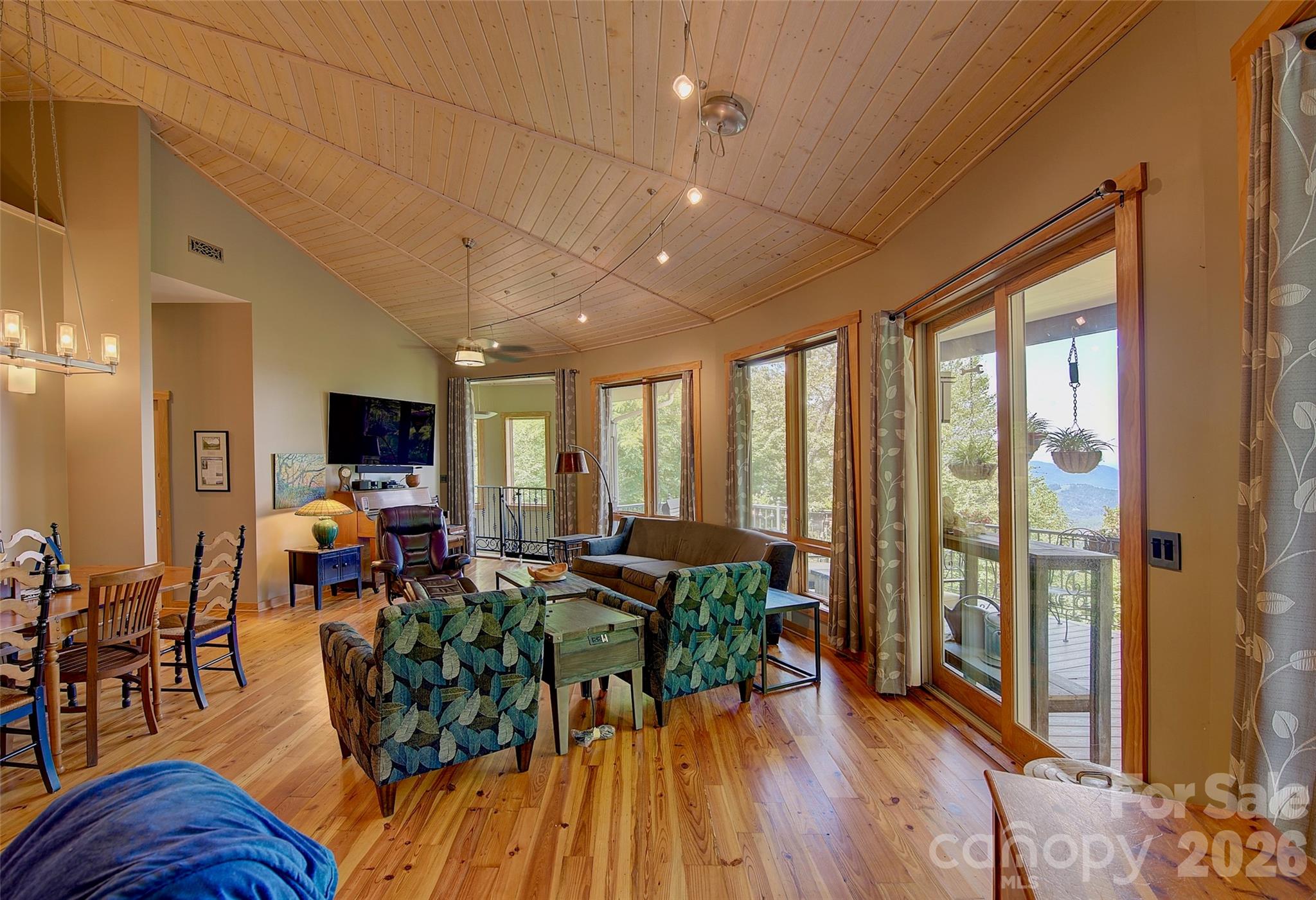 1024 Arrowhead Ridge Road — Spruce Pine