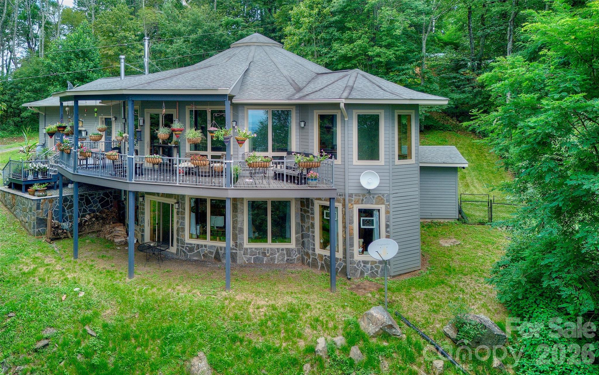 1024 Arrowhead Ridge Road — Spruce Pine