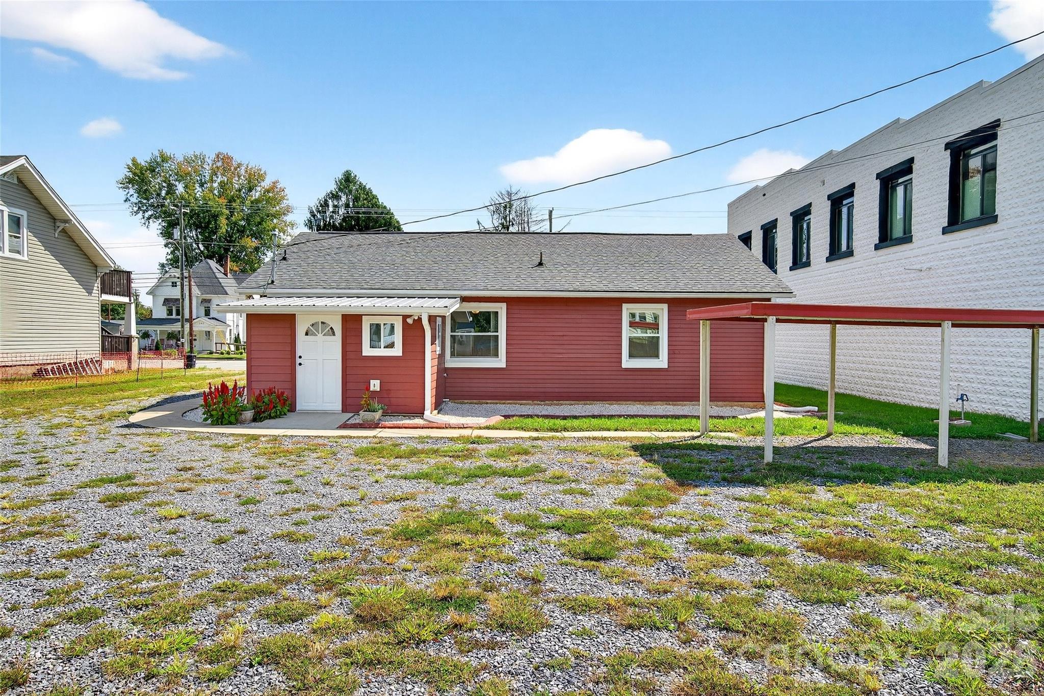 262 Catawba Avenue — Old Fort