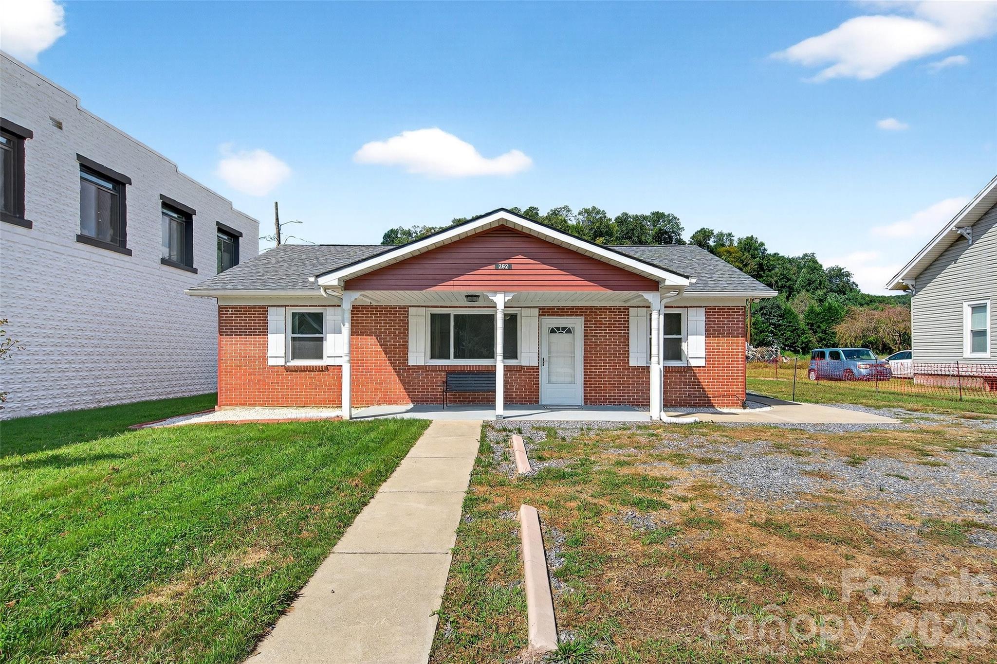 262 Catawba Avenue — Old Fort
