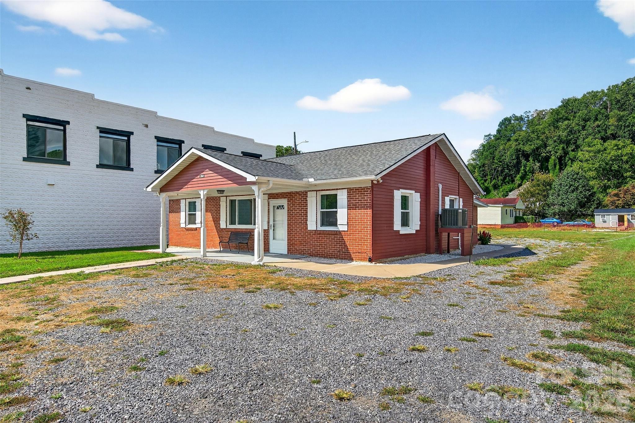 262 Catawba Avenue — Old Fort
