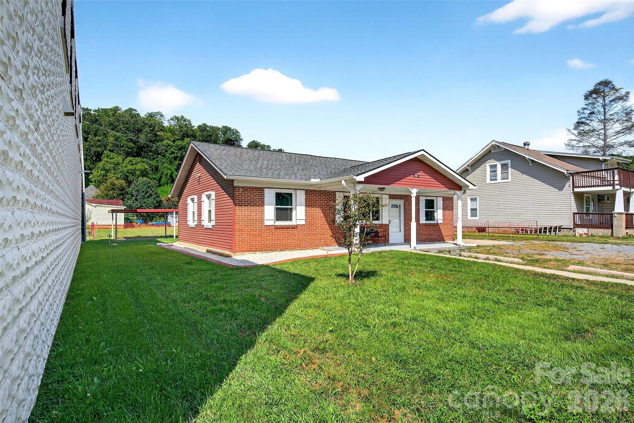 262 Catawba Avenue — Old Fort