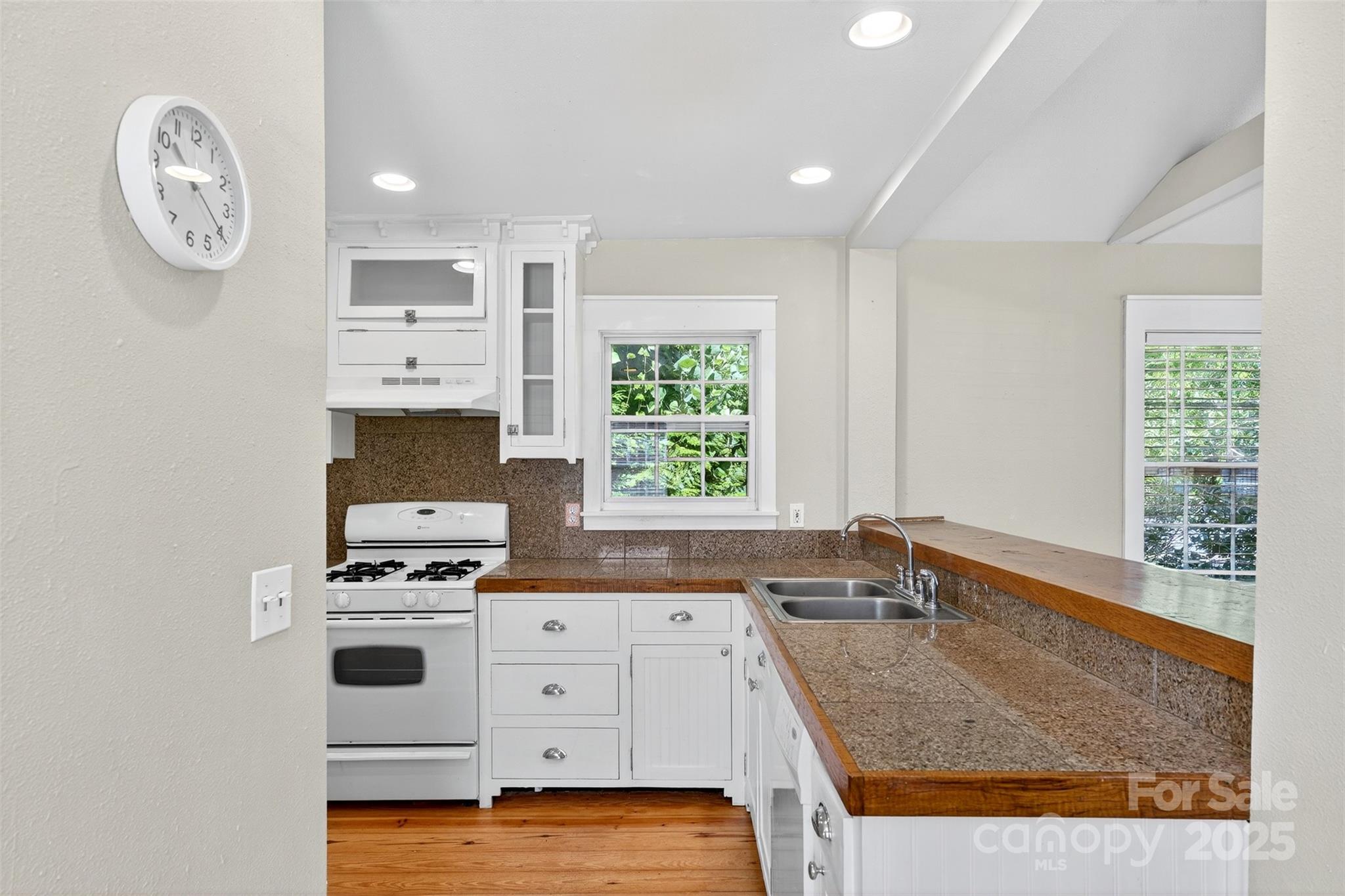 160 E Howard Street — Tryon