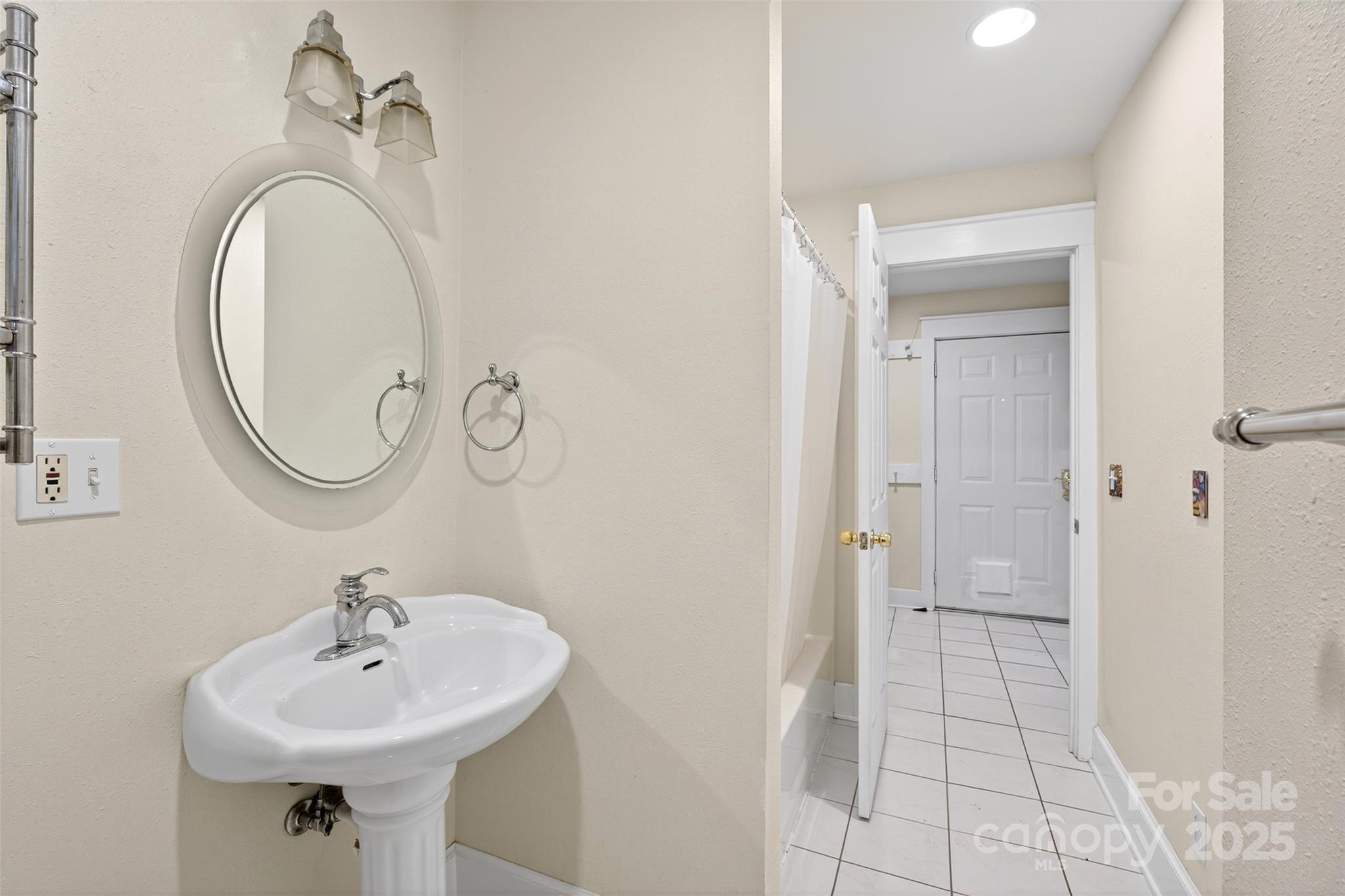 160 E Howard Street — Tryon