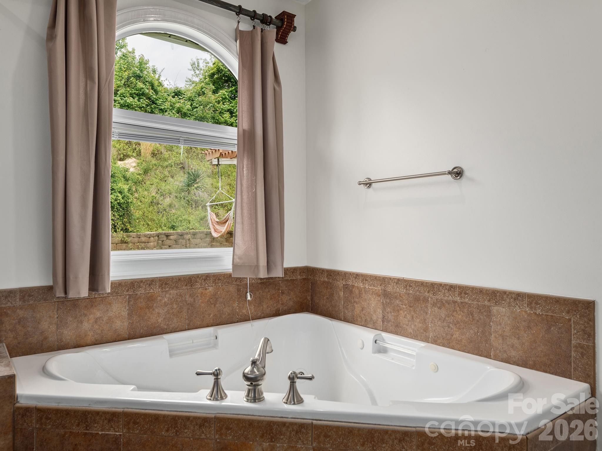 39 Pacifico Drive — Asheville