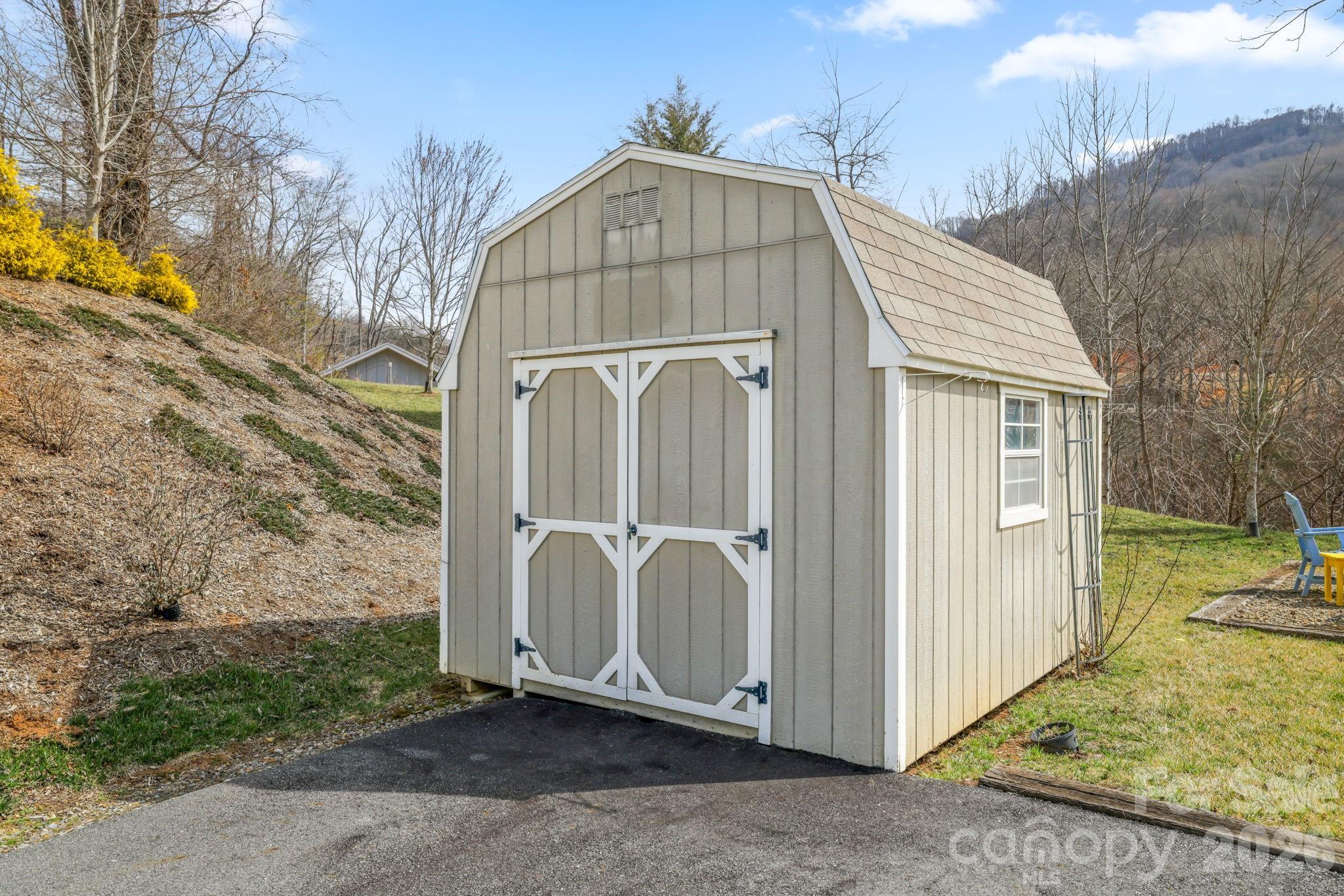 140 Debbie Loop — Waynesville