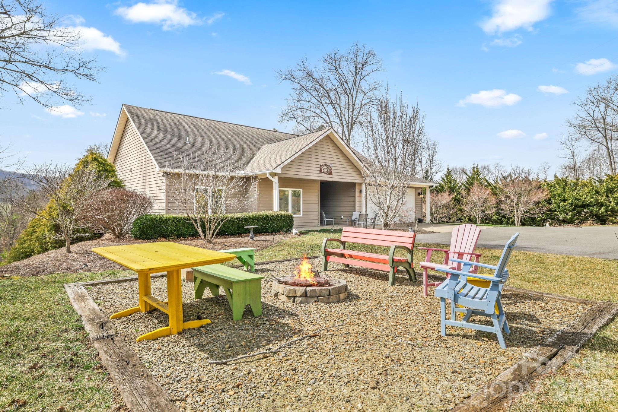 140 Debbie Loop — Waynesville
