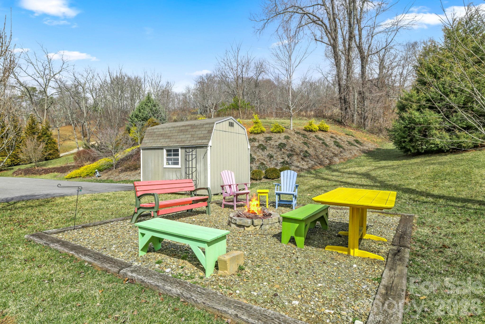 140 Debbie Loop — Waynesville