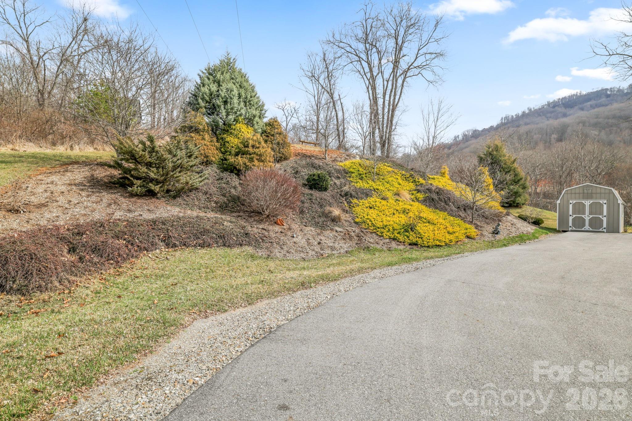 140 Debbie Loop — Waynesville