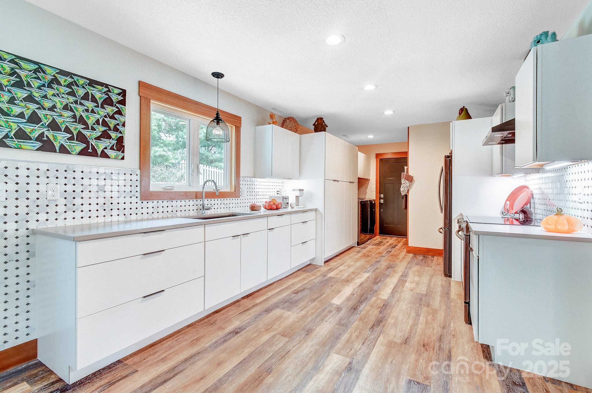 9 Oakwood Drive — Weaverville