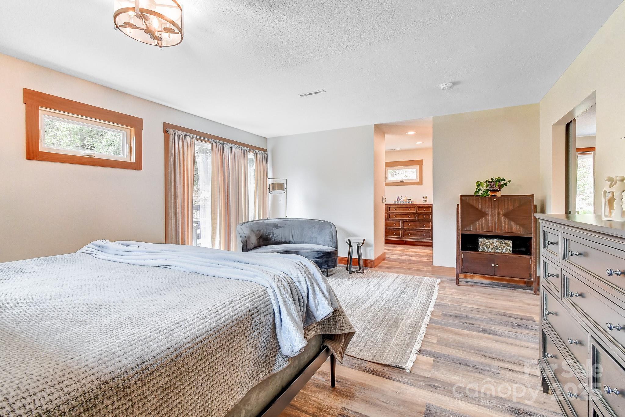 9 Oakwood Drive — Weaverville
