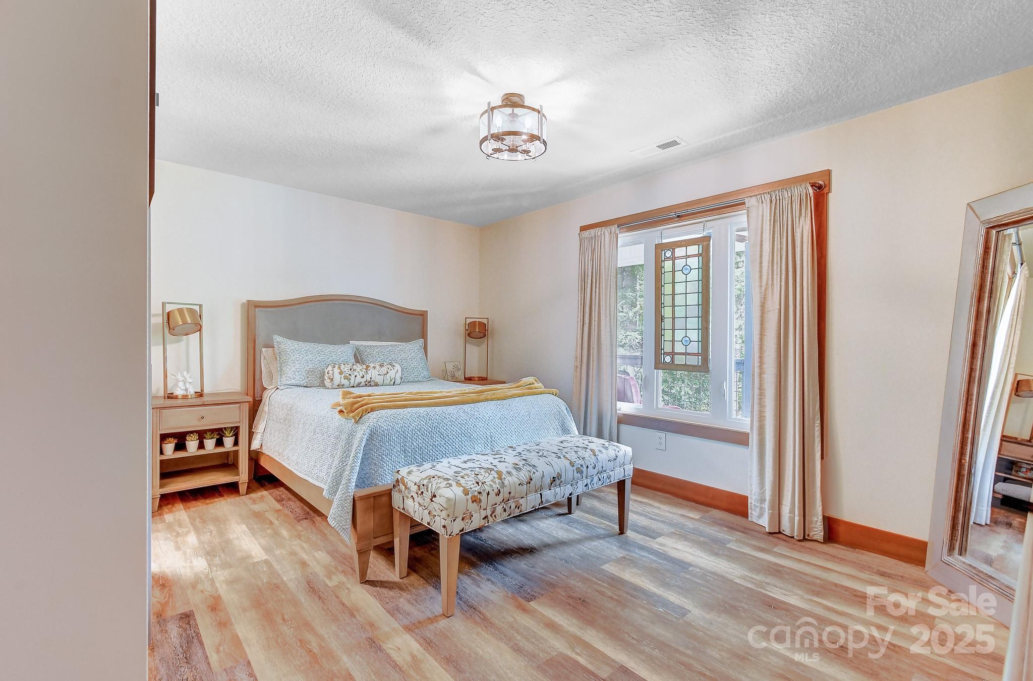 9 Oakwood Drive — Weaverville