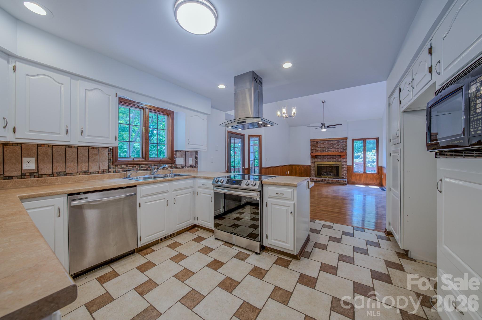452 Cragmont Road — Black Mountain