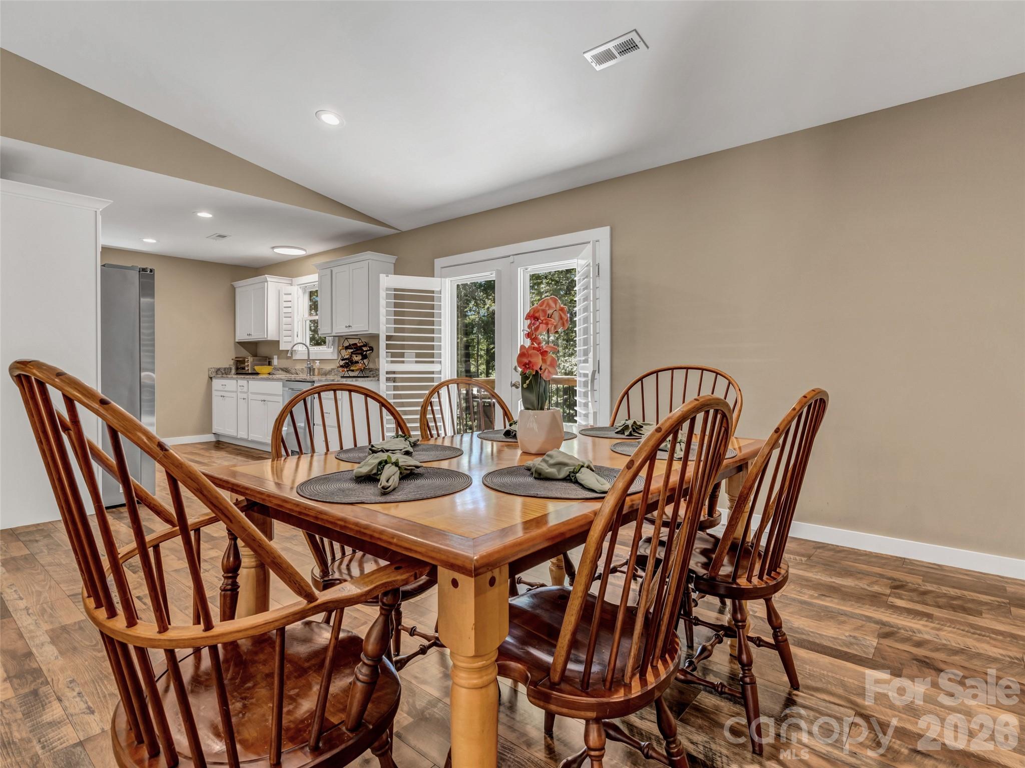 212 Walt Drive — Hendersonville