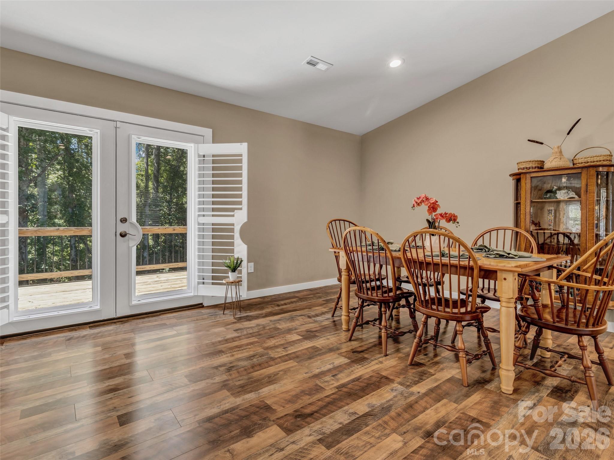 212 Walt Drive — Hendersonville