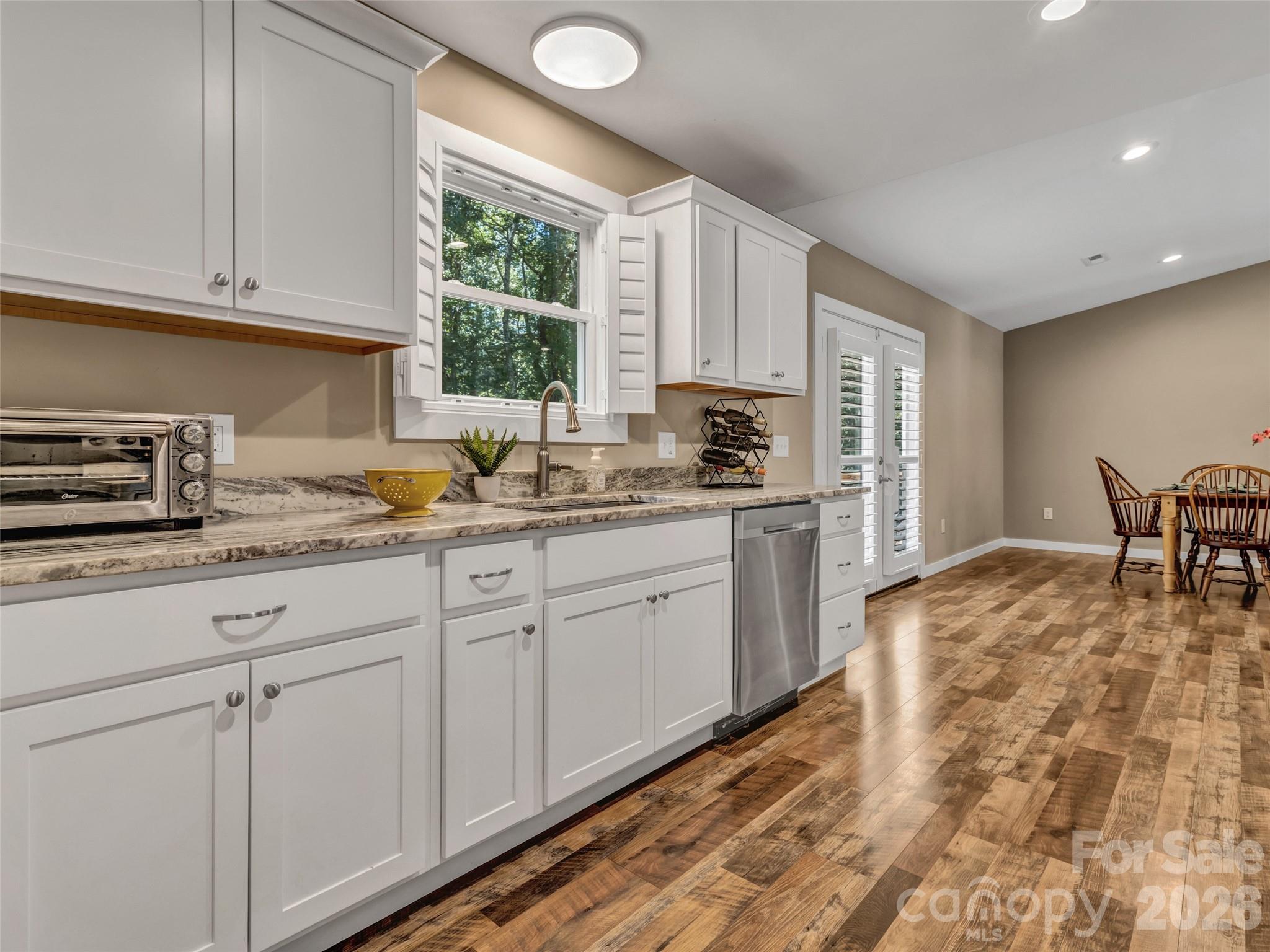 212 Walt Drive — Hendersonville