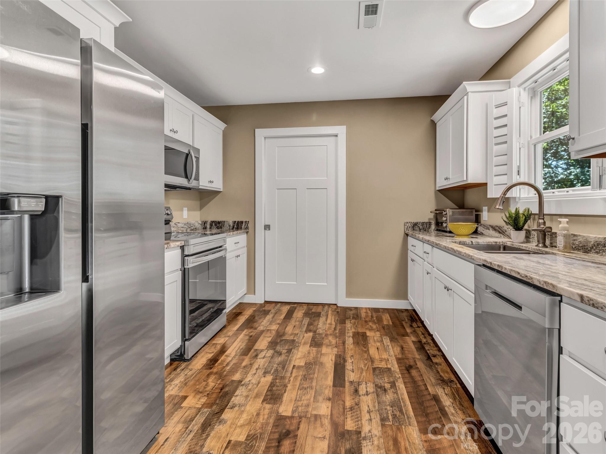 212 Walt Drive — Hendersonville