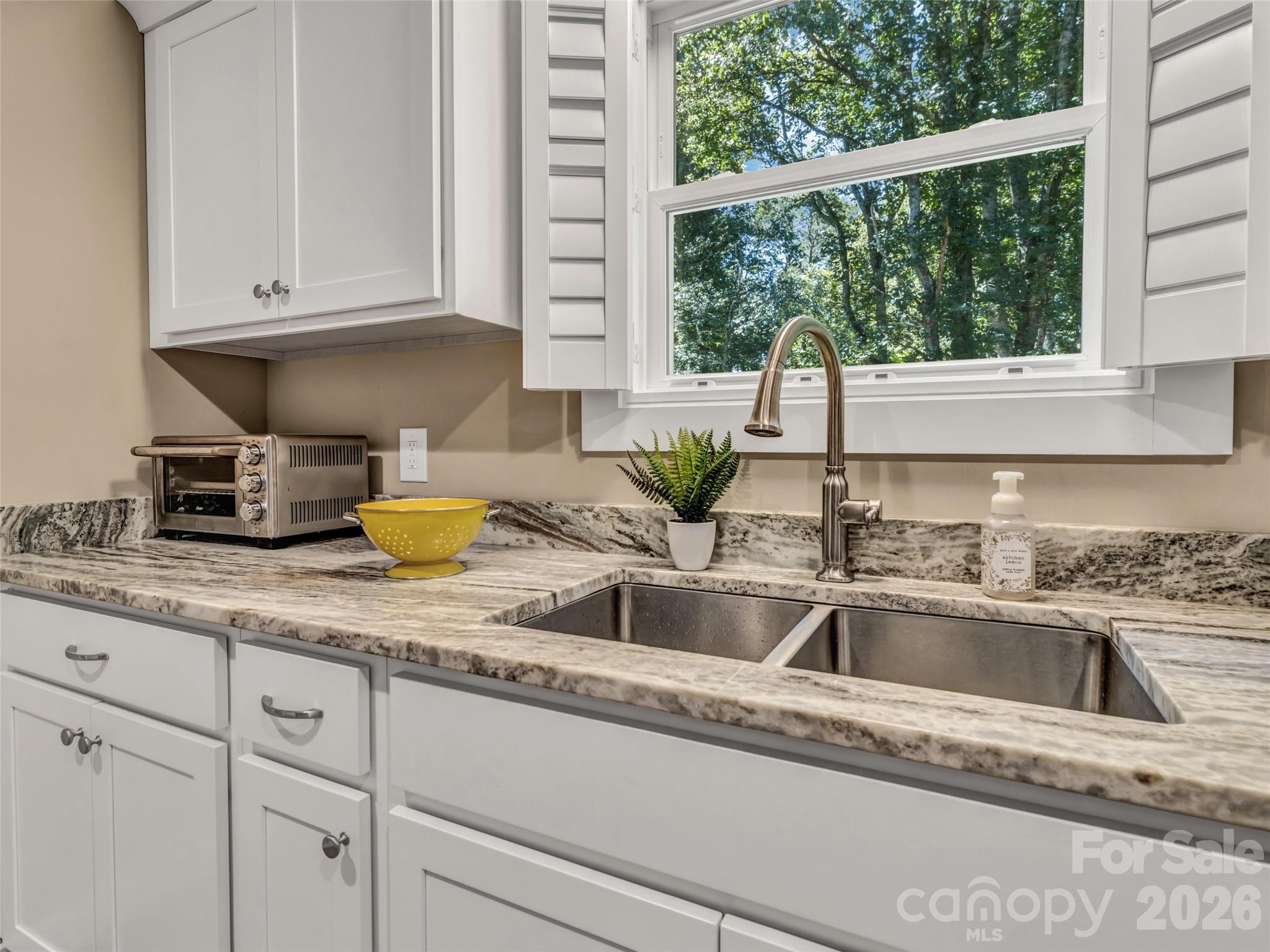212 Walt Drive — Hendersonville