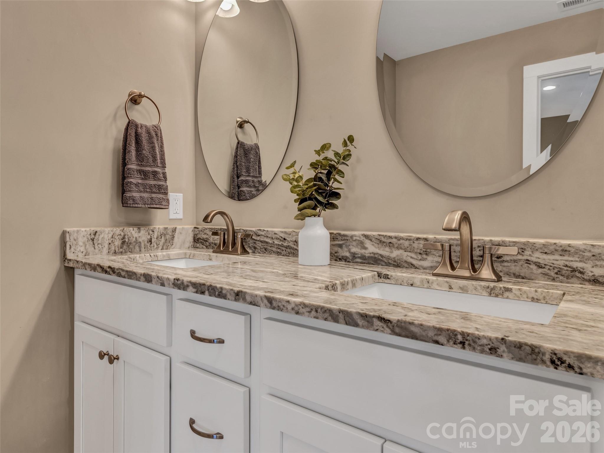 212 Walt Drive — Hendersonville