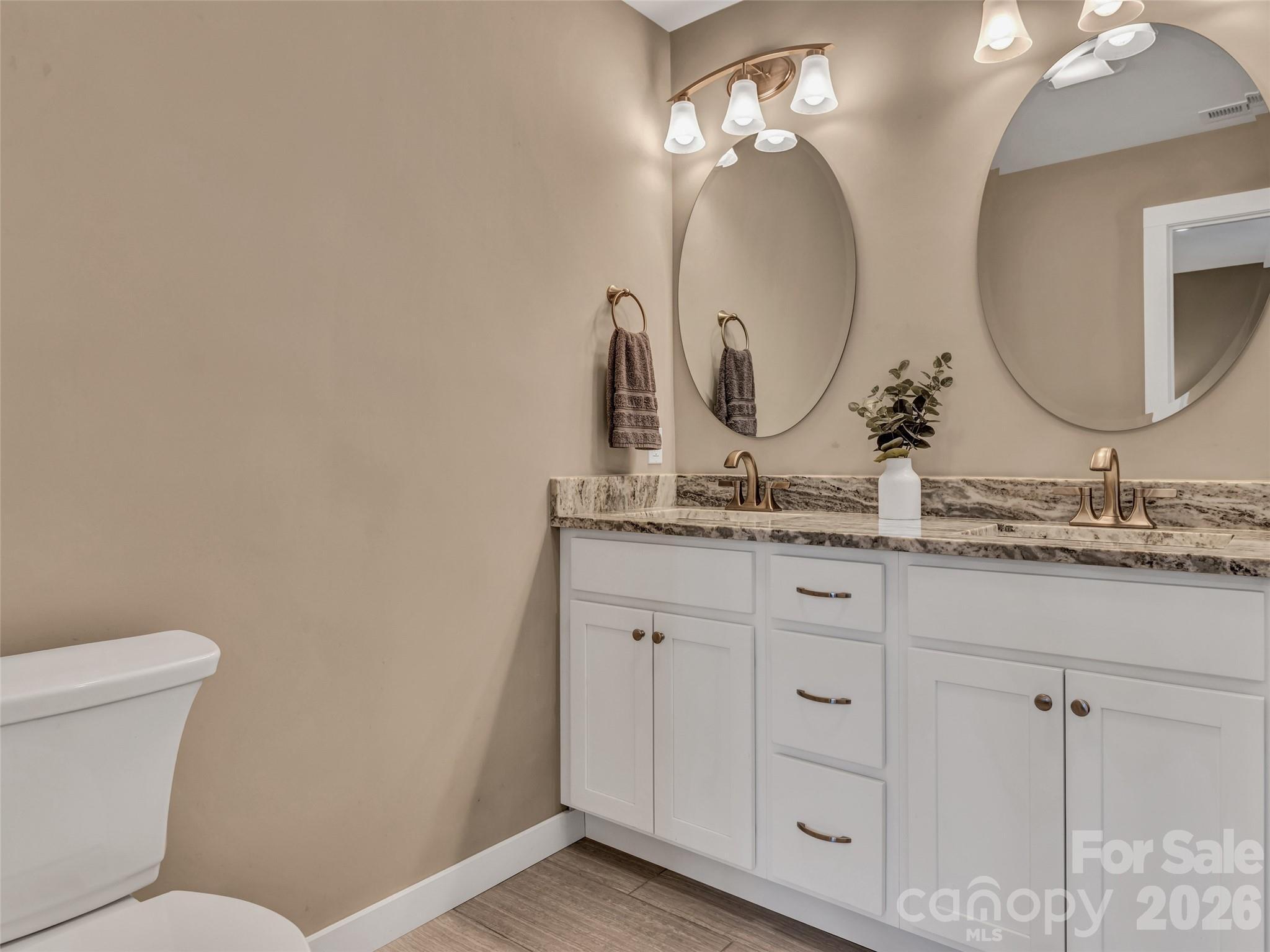 212 Walt Drive — Hendersonville