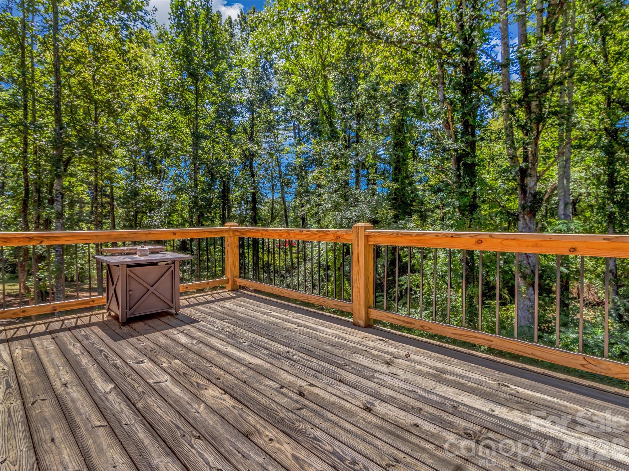 212 Walt Drive — Hendersonville