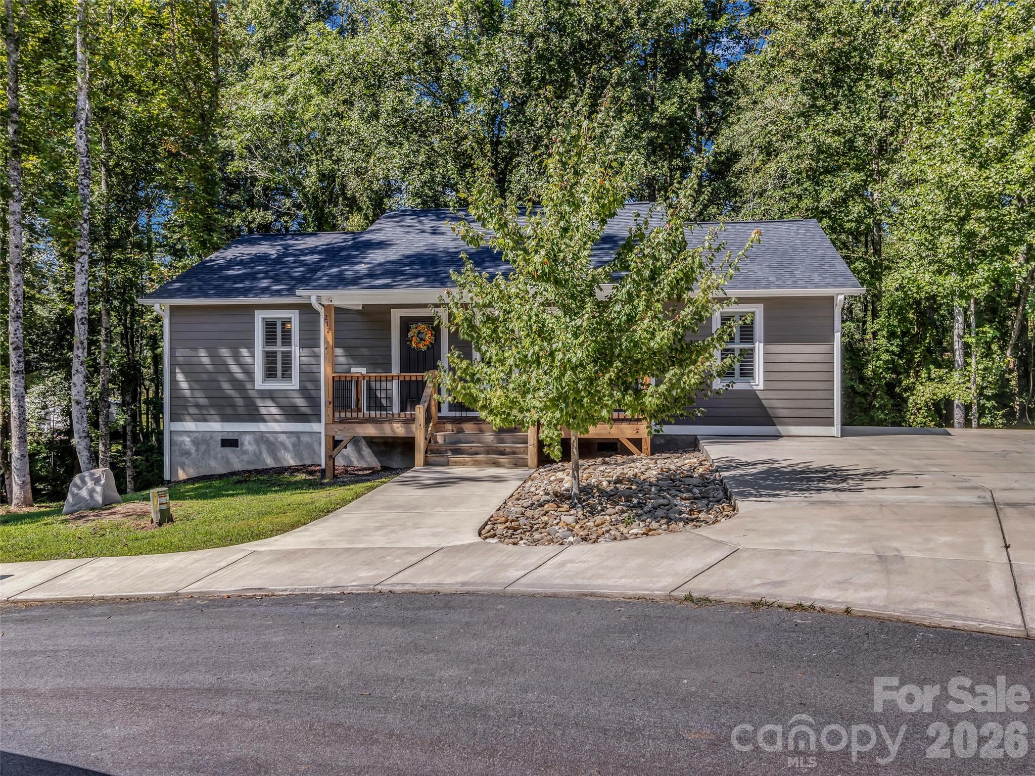 212 Walt Drive — Hendersonville