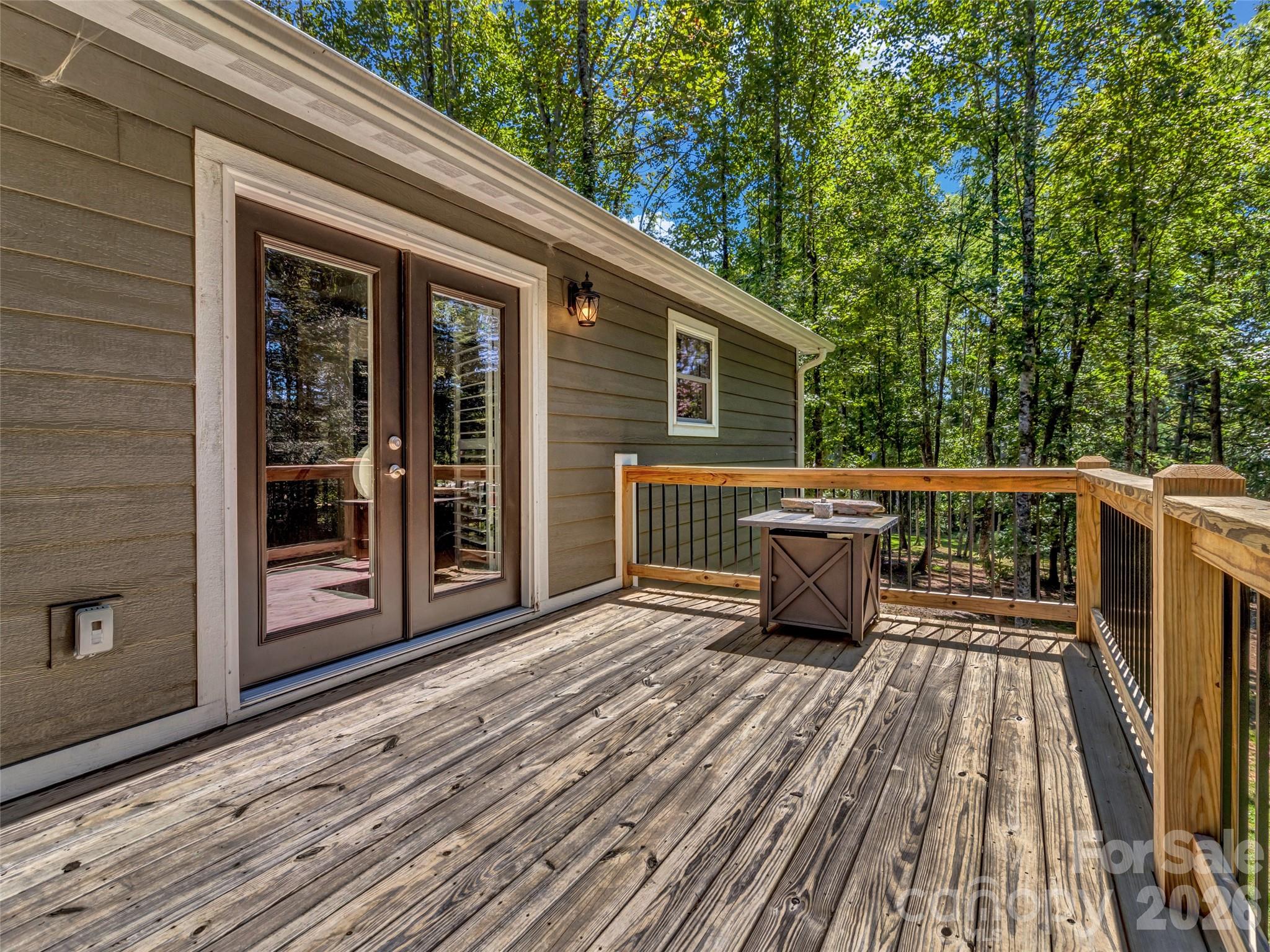 212 Walt Drive — Hendersonville