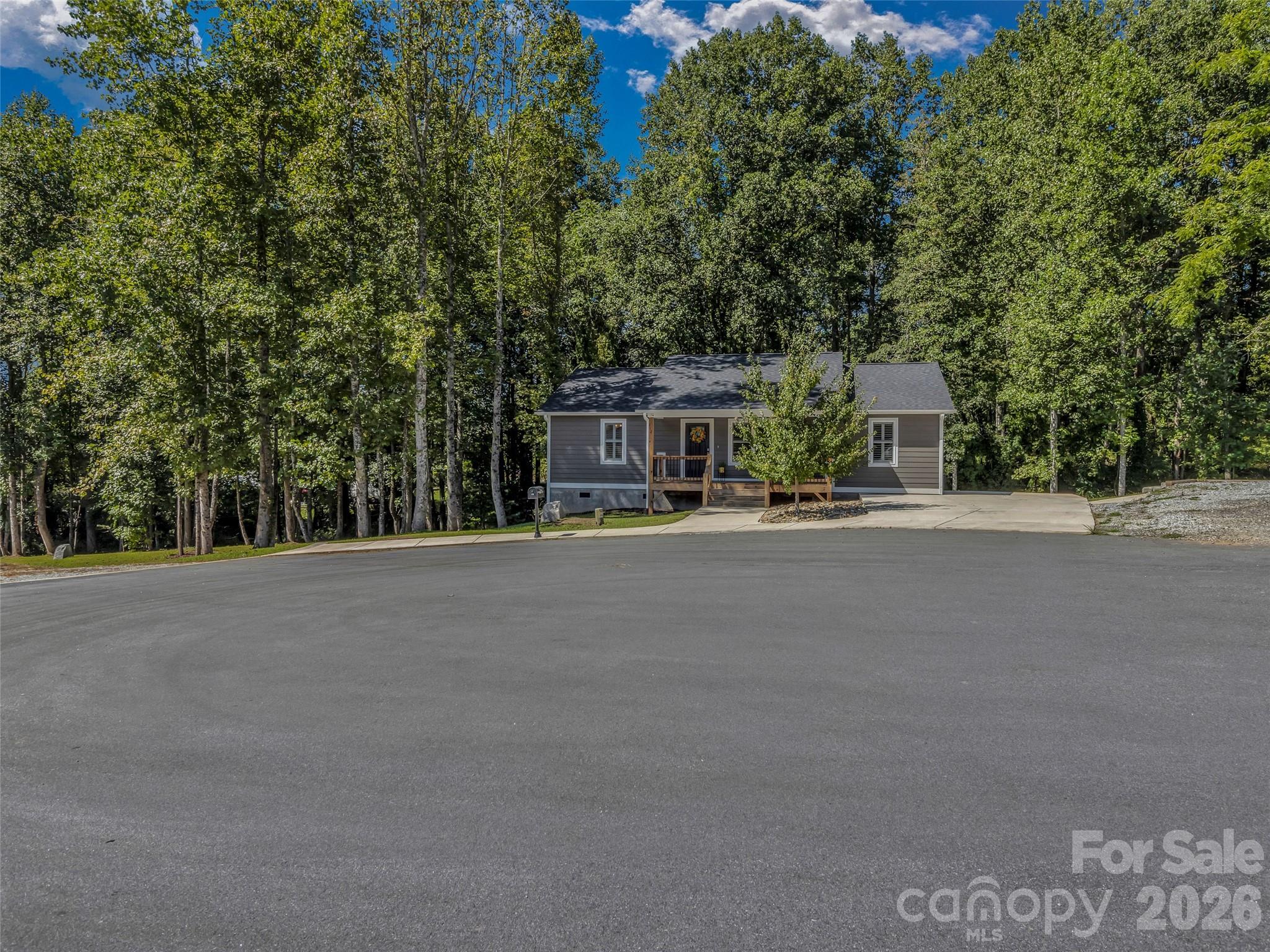 212 Walt Drive — Hendersonville