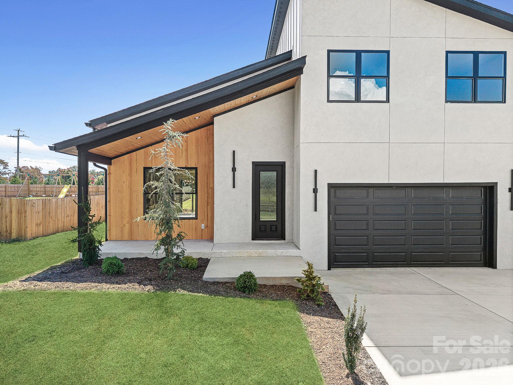 760 New Hope Road — Flat Rock