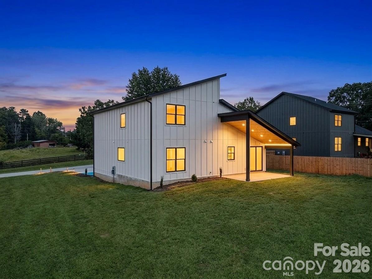 760 New Hope Road — Flat Rock