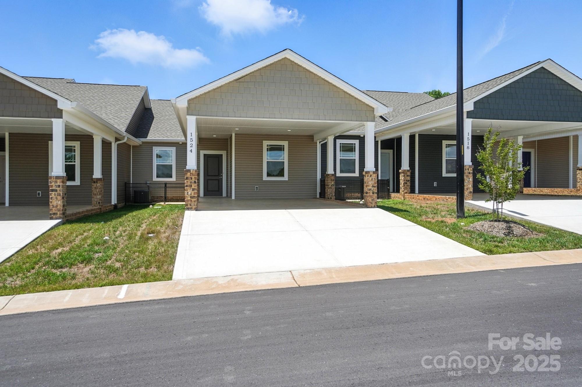 1524 29th Street SE — Hickory