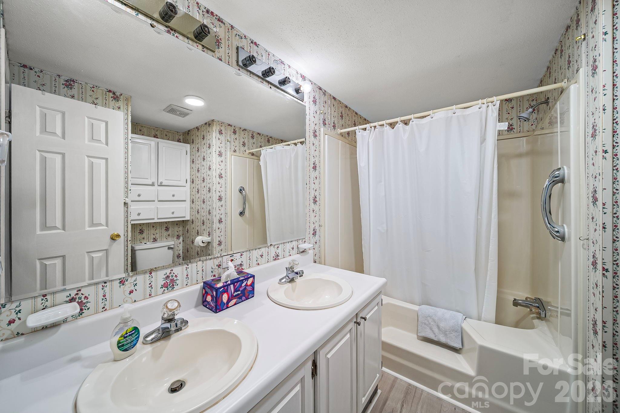 1135 Pinehaven Drive — New London