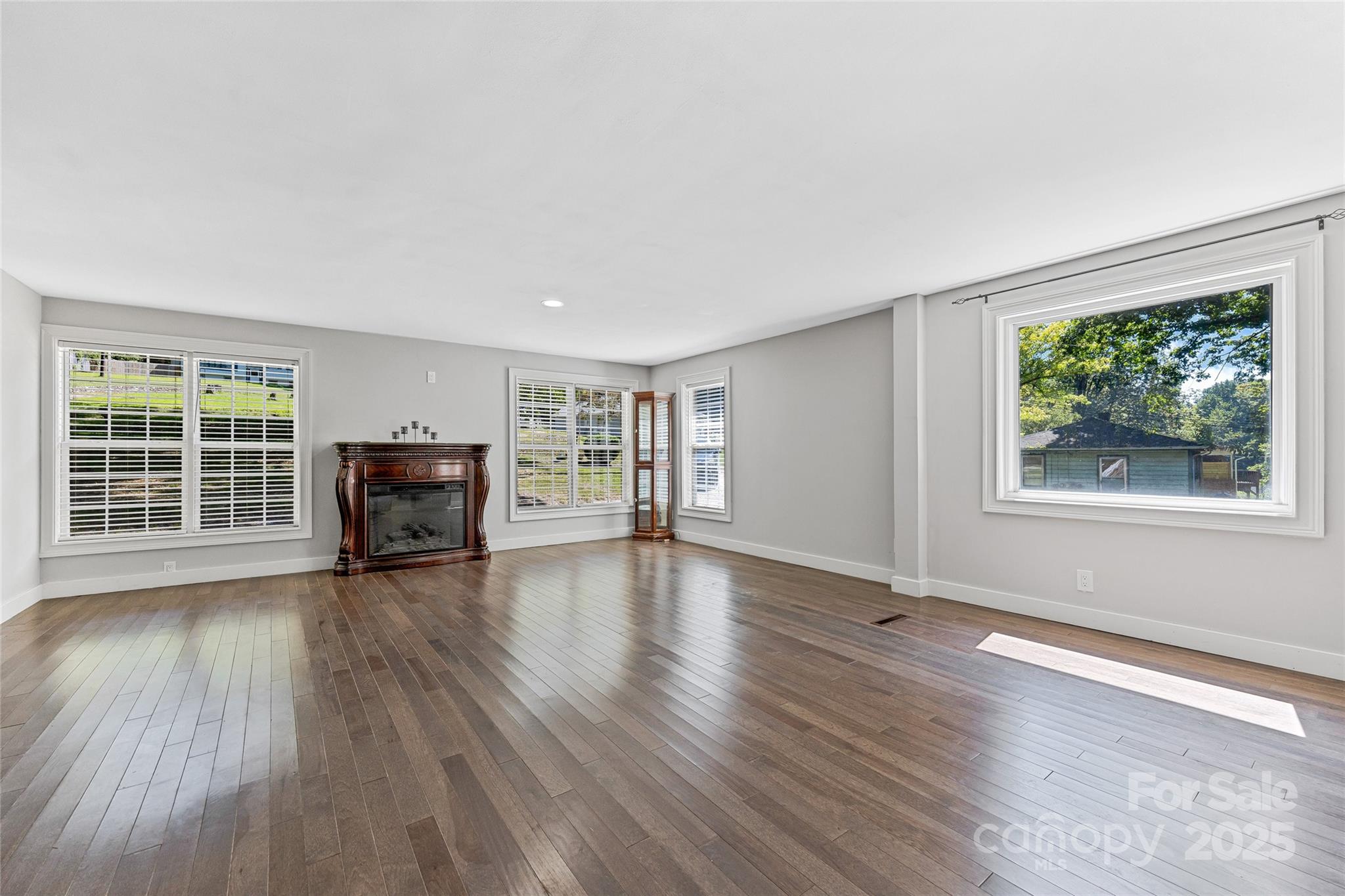 425 Lyndhurst Drive — Hendersonville