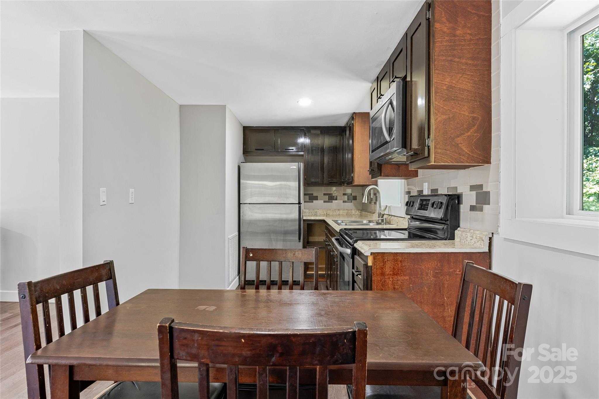 425 Lyndhurst Drive — Hendersonville