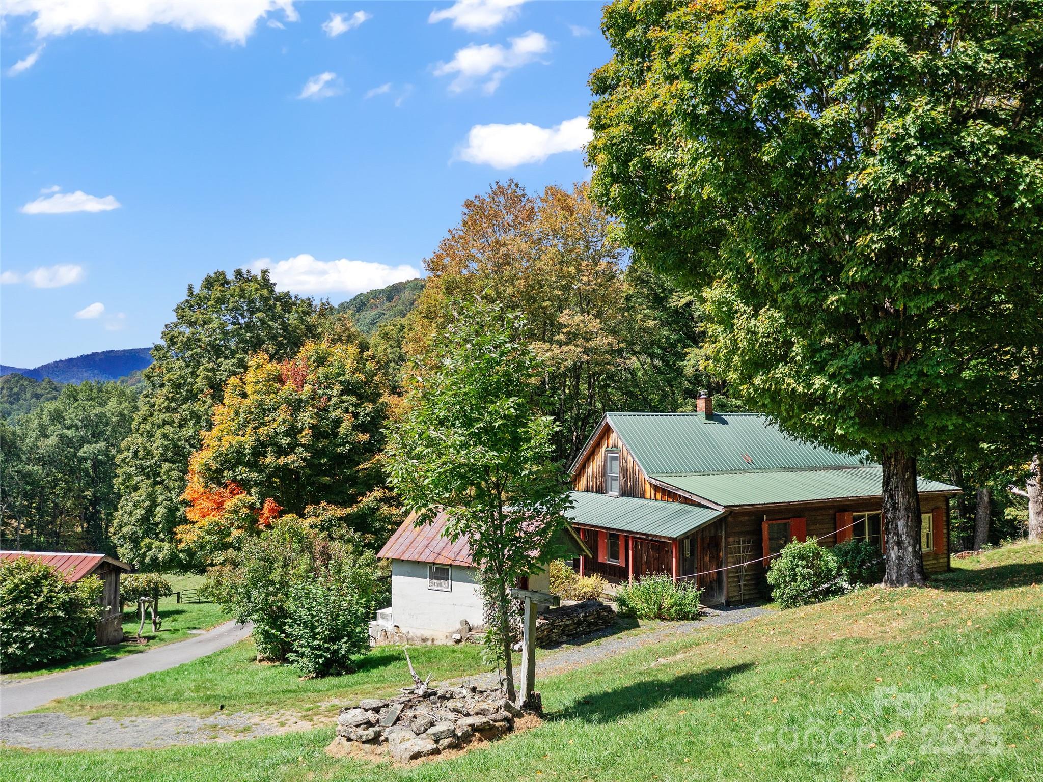 1992 Green Creek Road — Bakersville
