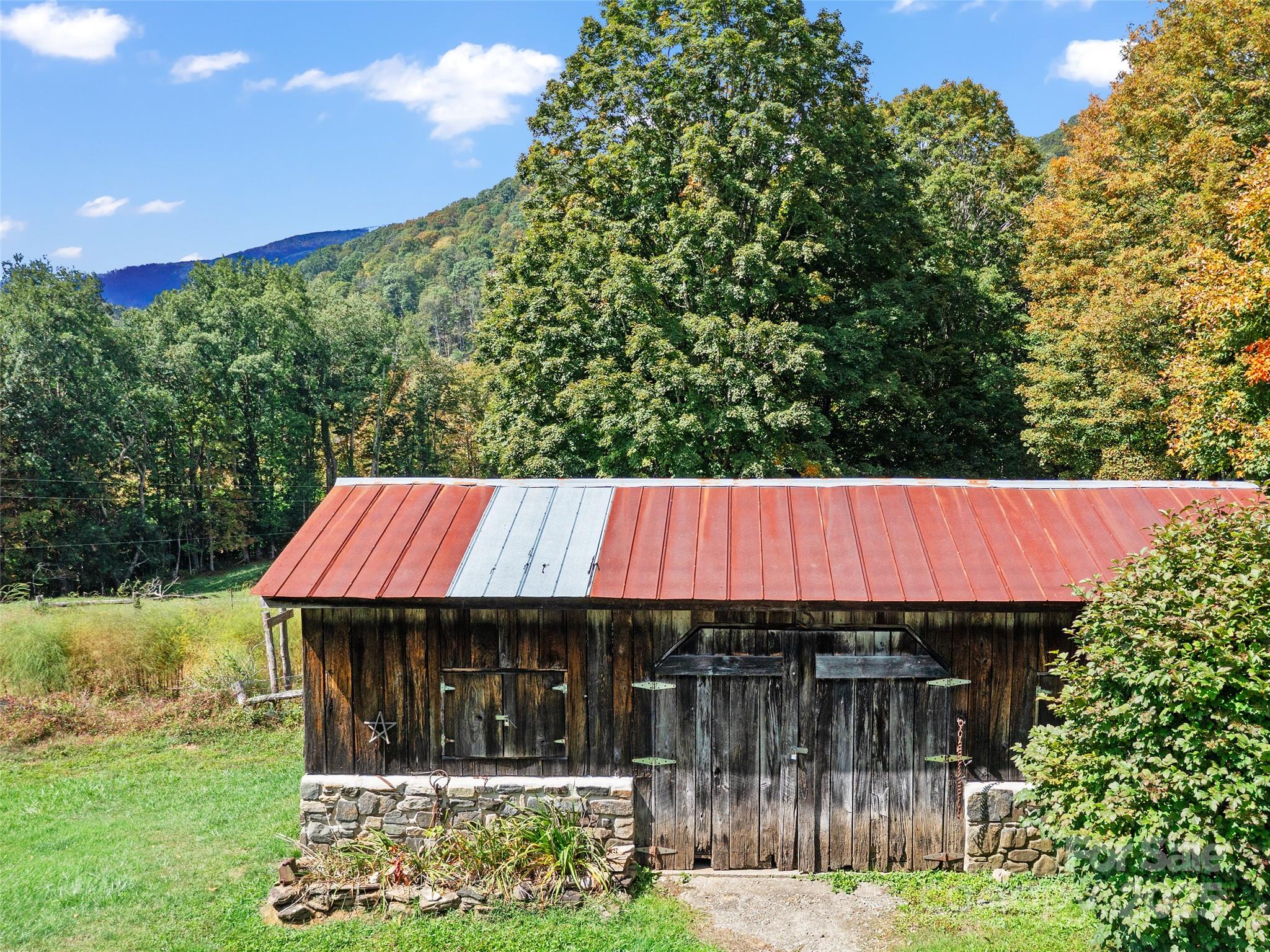 1992 Green Creek Road — Bakersville