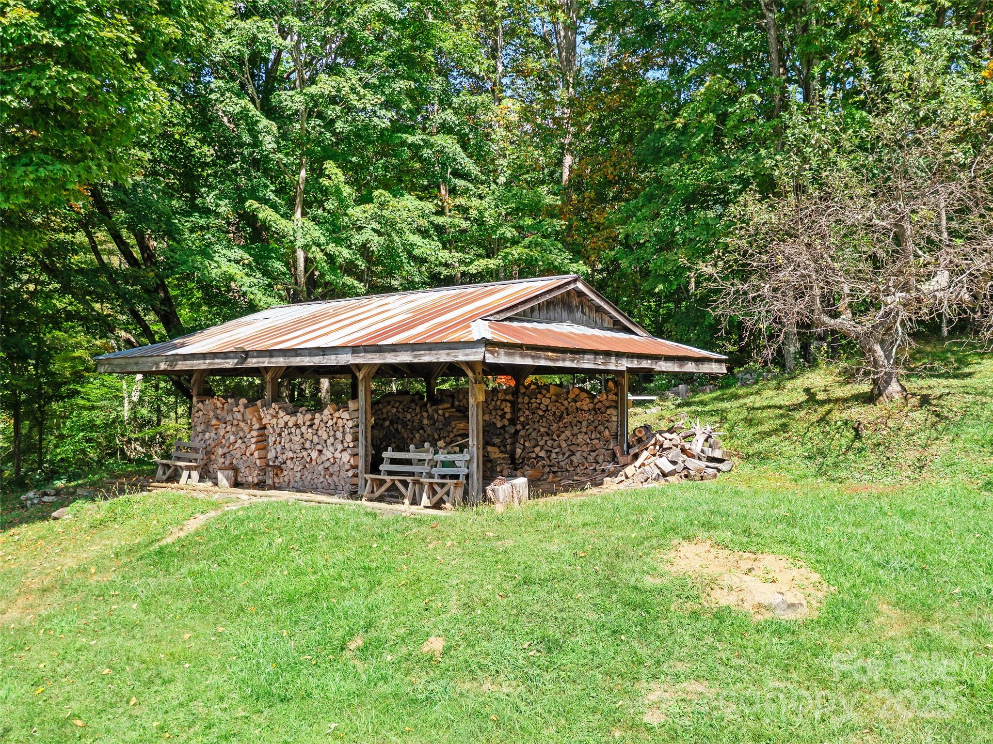 1992 Green Creek Road — Bakersville