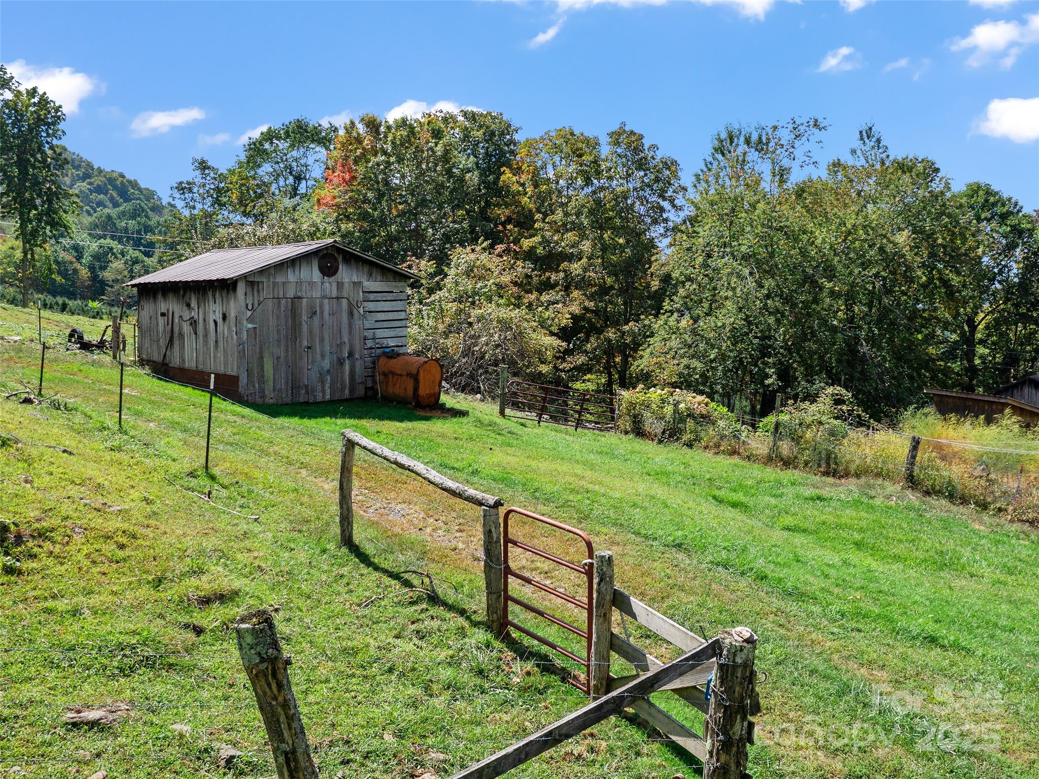 1992 Green Creek Road — Bakersville