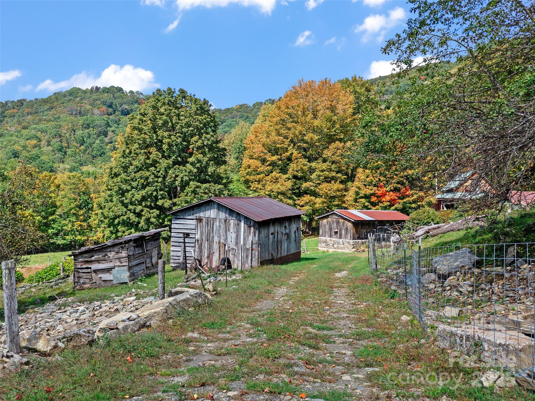 1992 Green Creek Road — Bakersville