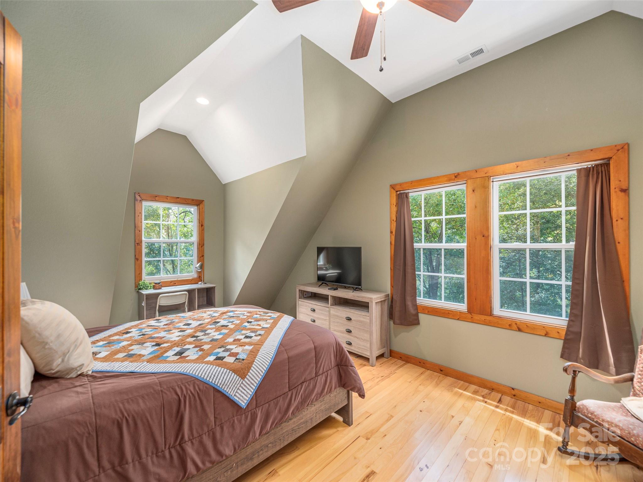 27 Little Roundtop Road — Clyde