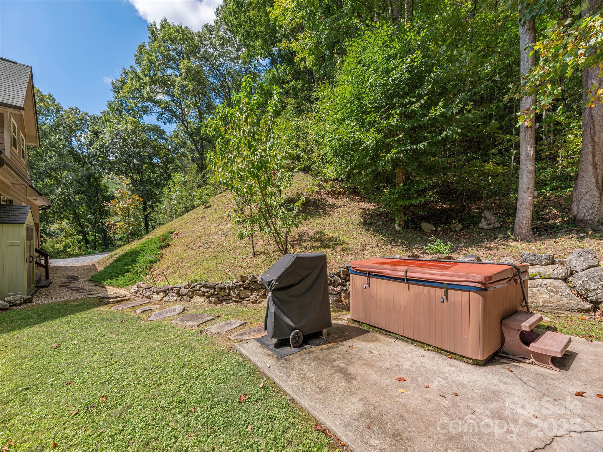 27 Little Roundtop Road — Clyde