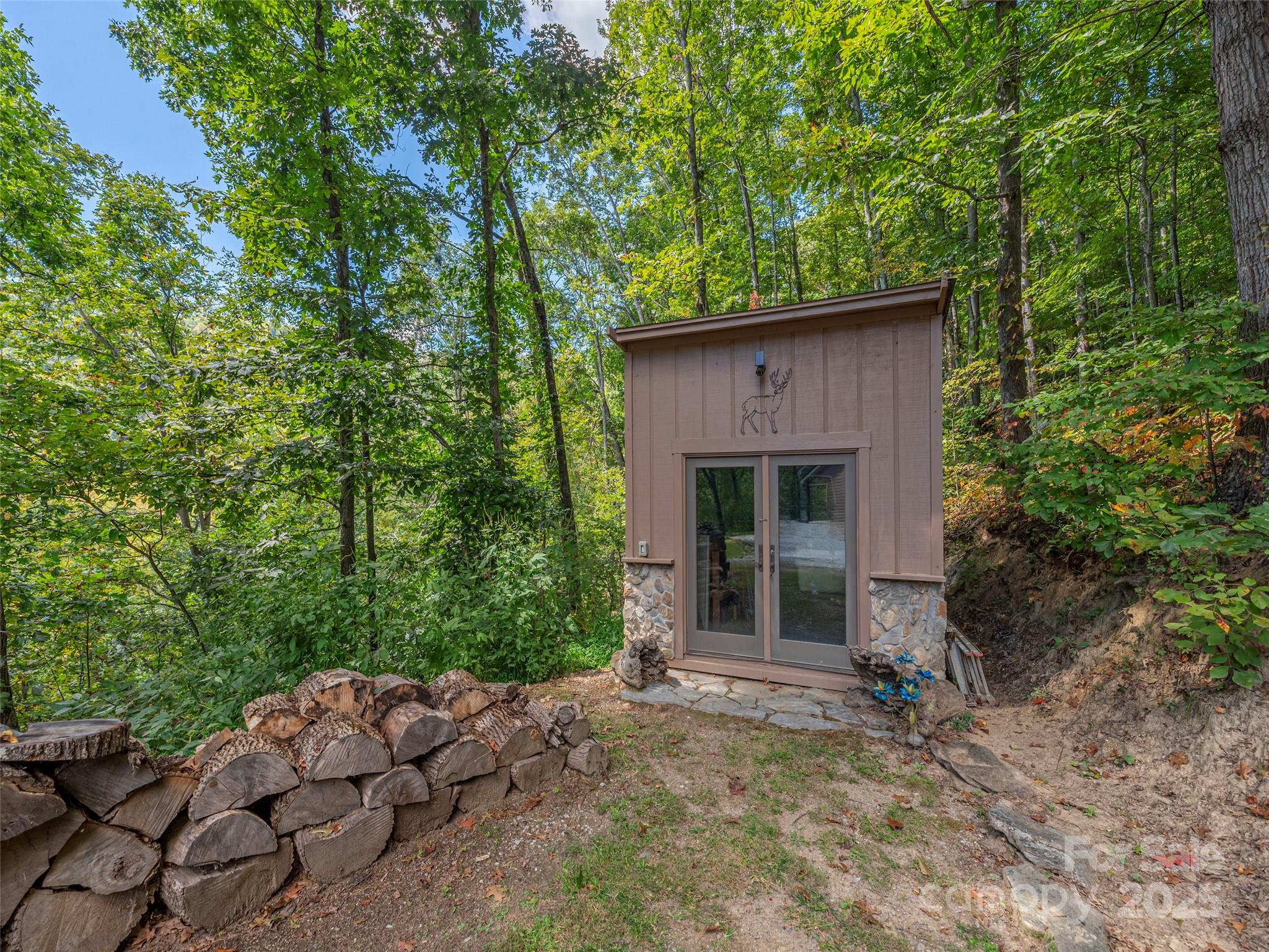 27 Little Roundtop Road — Clyde