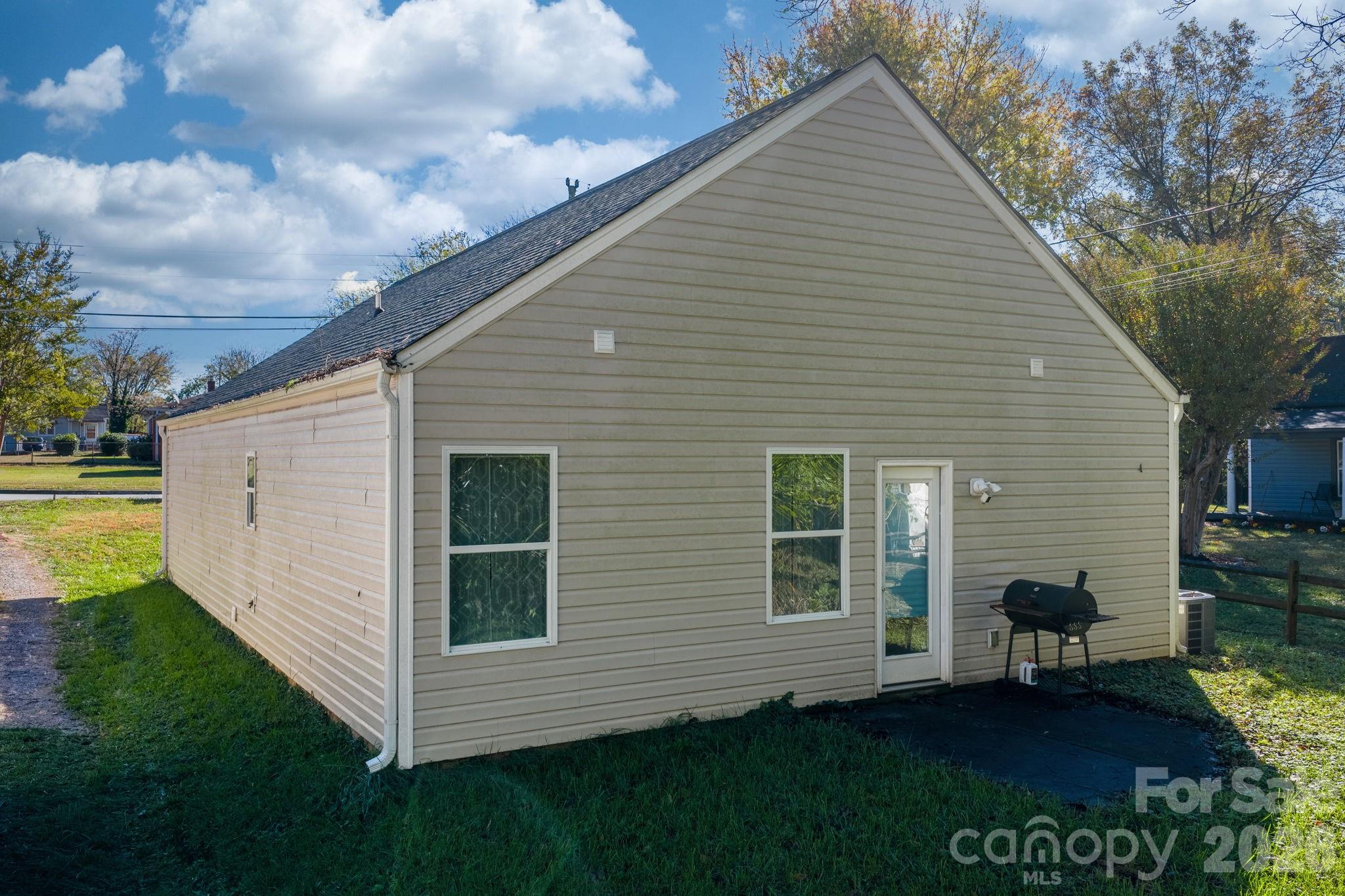 402 2nd Street SW — Hickory