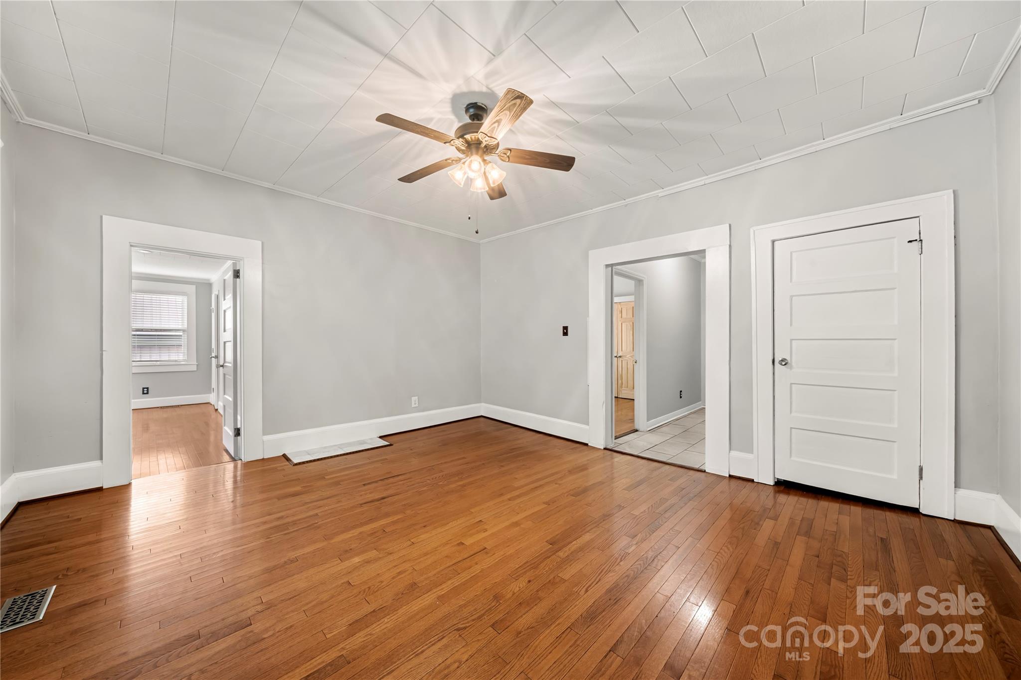 215 W D Street — Newton