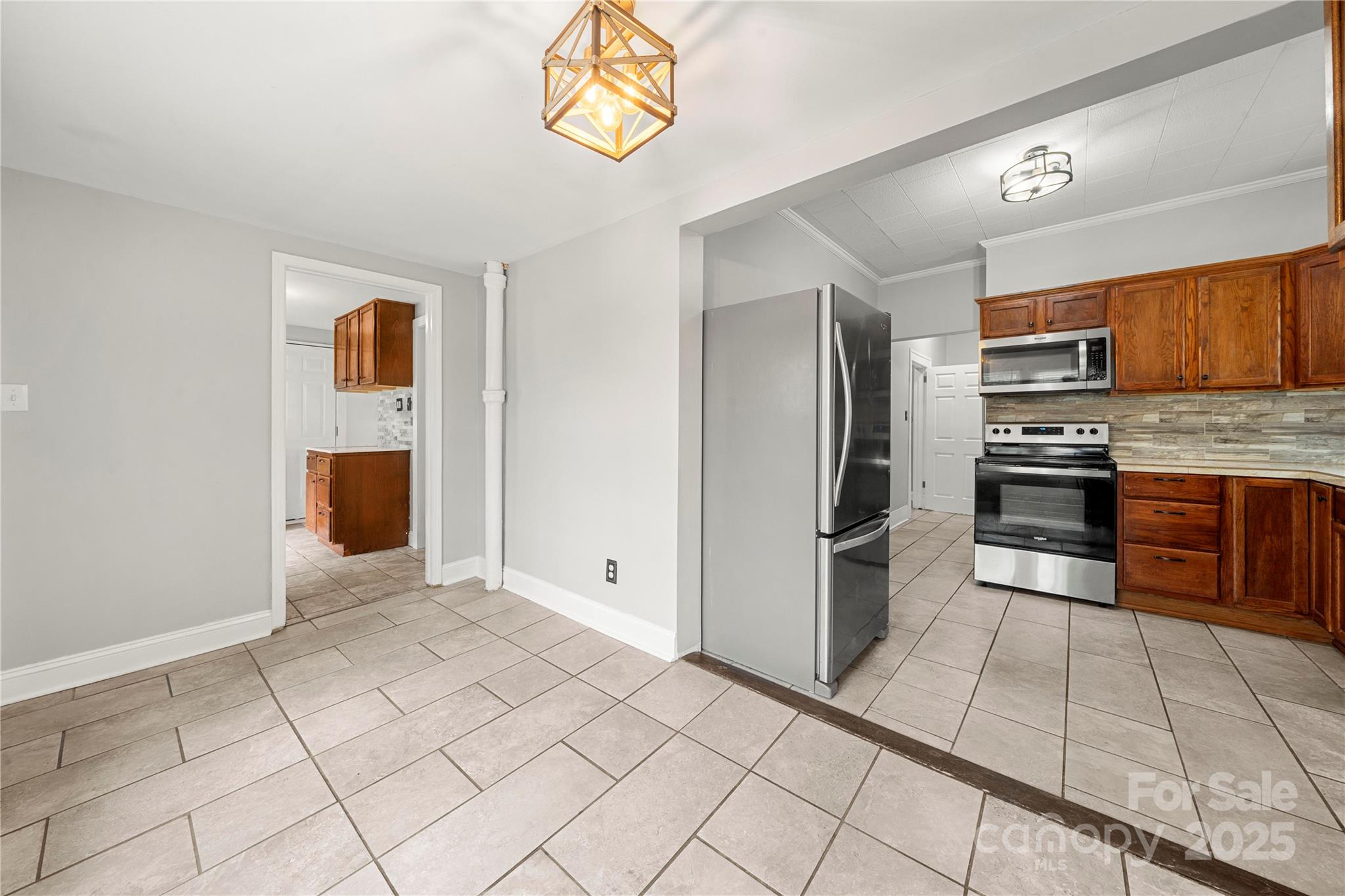 215 W D Street — Newton
