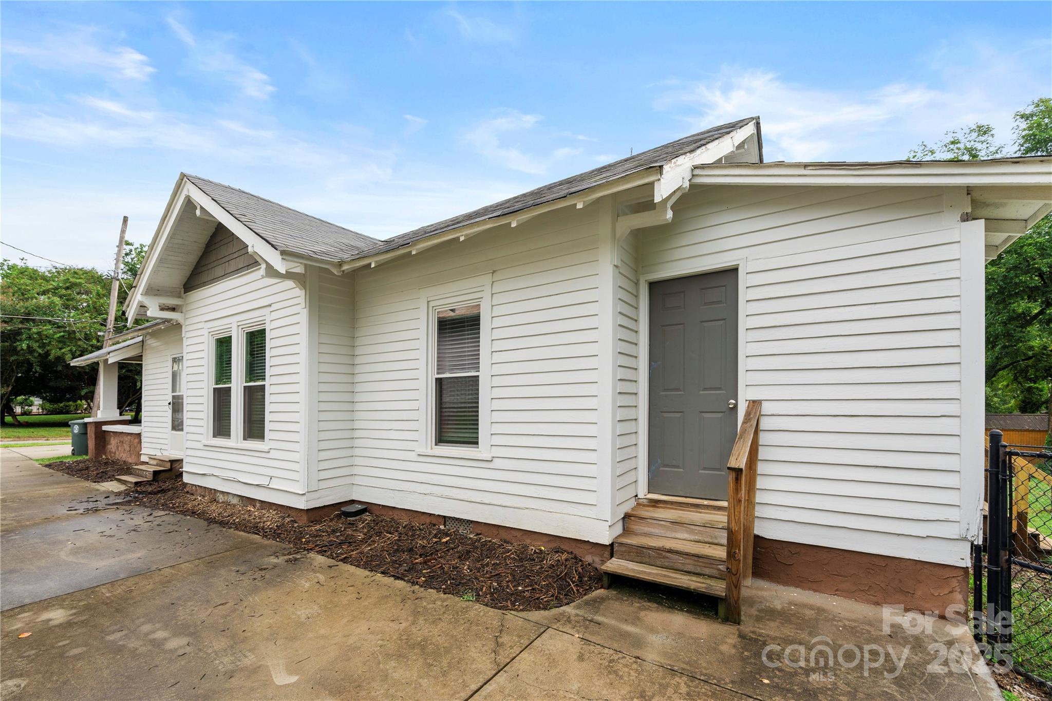 215 W D Street — Newton